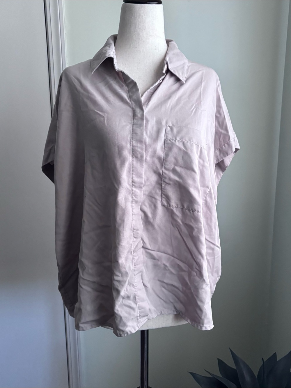 Mng mango Light cream colored Short Sleeve Button-Up Blouse casual size 4